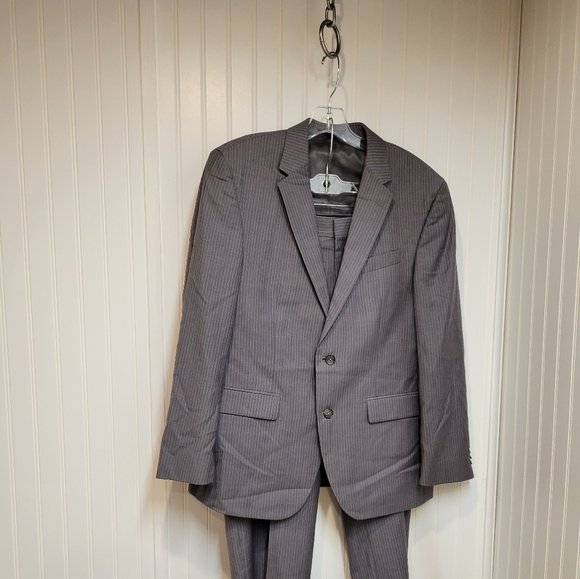 Kenneth Cole New York Men’s Gray Pinstripe Suit 2-Piece 2-Button
 Size 40s - Picture 1 of 10